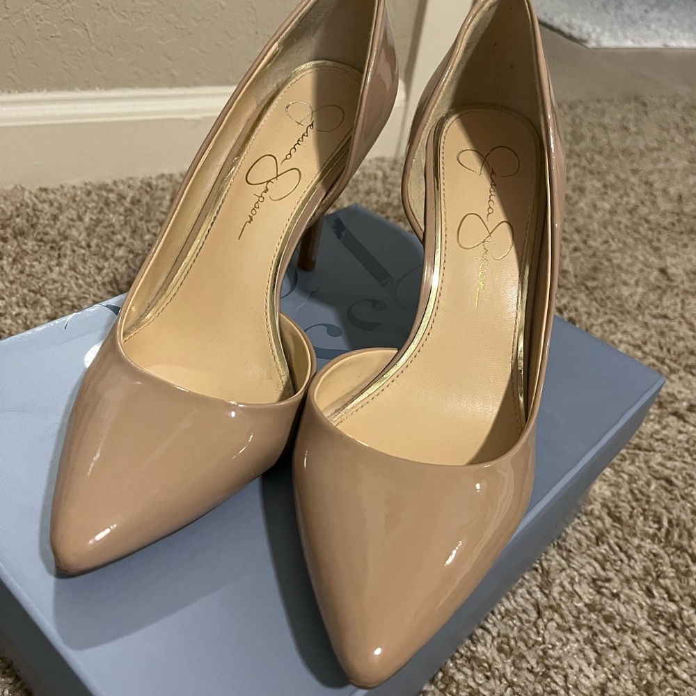 Jessica Simpson size 8 beige patent leather pumps!!